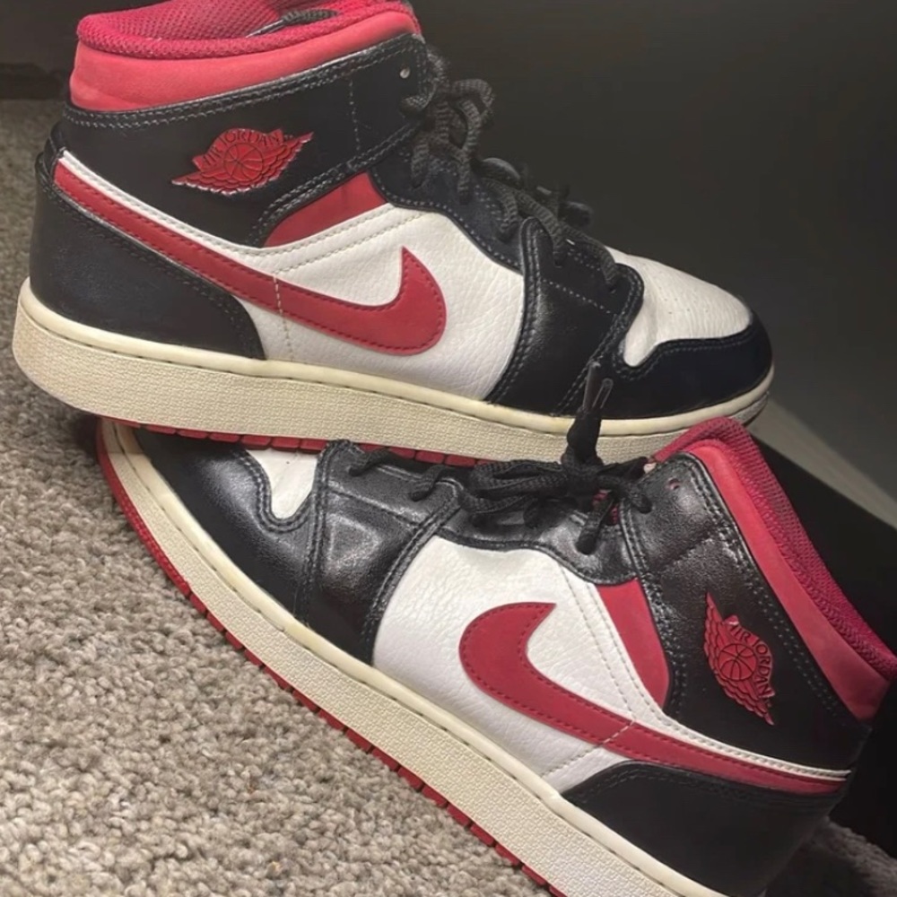 Jordan 1 Mid White Black Red (Gym)